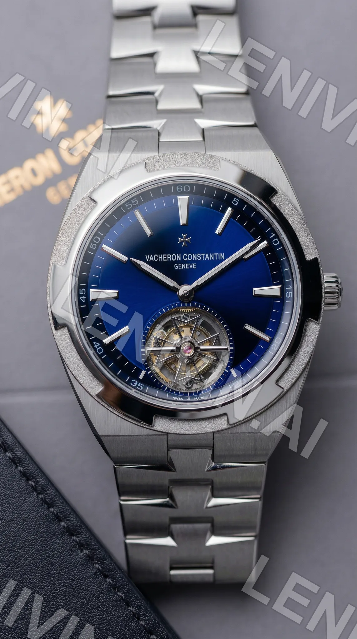 Наручные часы Vacheron Constantin с синим циферблатом и турбийоном на лавандовом фоне