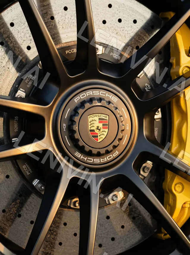 Крупный план колеса Porsche с жёлтым суппортом, карбон-керамические тормоза