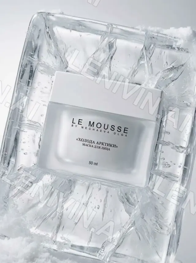 Ролик: белая баночка Le Mousse во льду, крупный план этикетки, иней