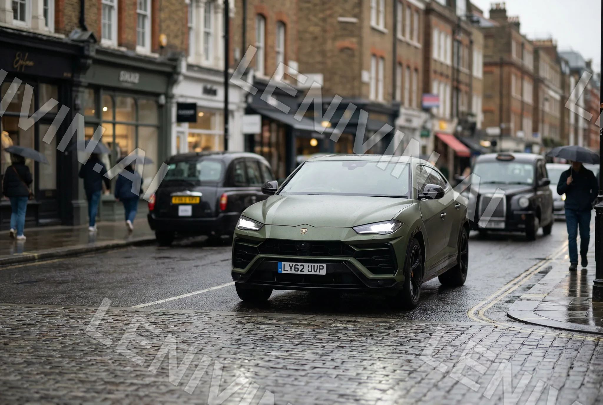 Тёмно-зелёный внедорожник Lamborghini на мокрой лондонской улице, кирпичные дома
