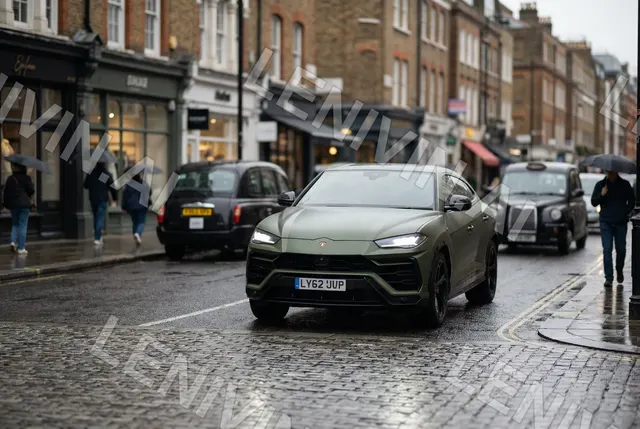 Тёмно-зелёный внедорожник Lamborghini на мокрой лондонской улице, кирпичные дома