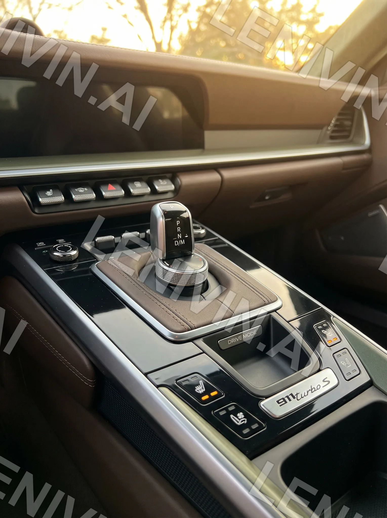 Центральная консоль Porsche 911 Turbo S с рычагом коробки и кнопками