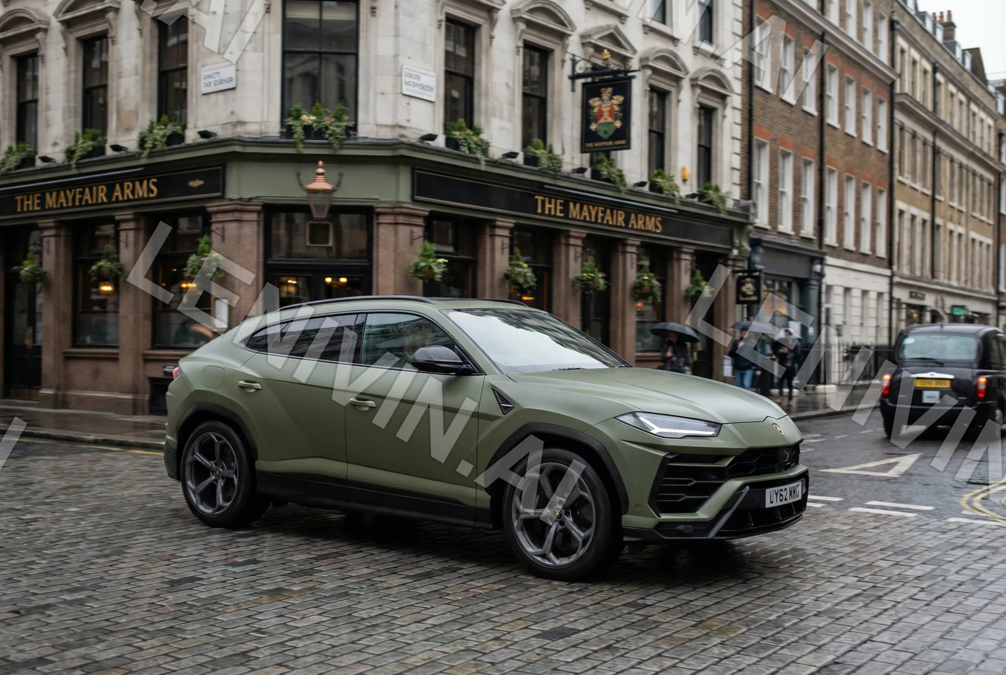 Зелёный внедорожник Lamborghini на брусчатке лондонской улицы у паба The Mayfair Arms