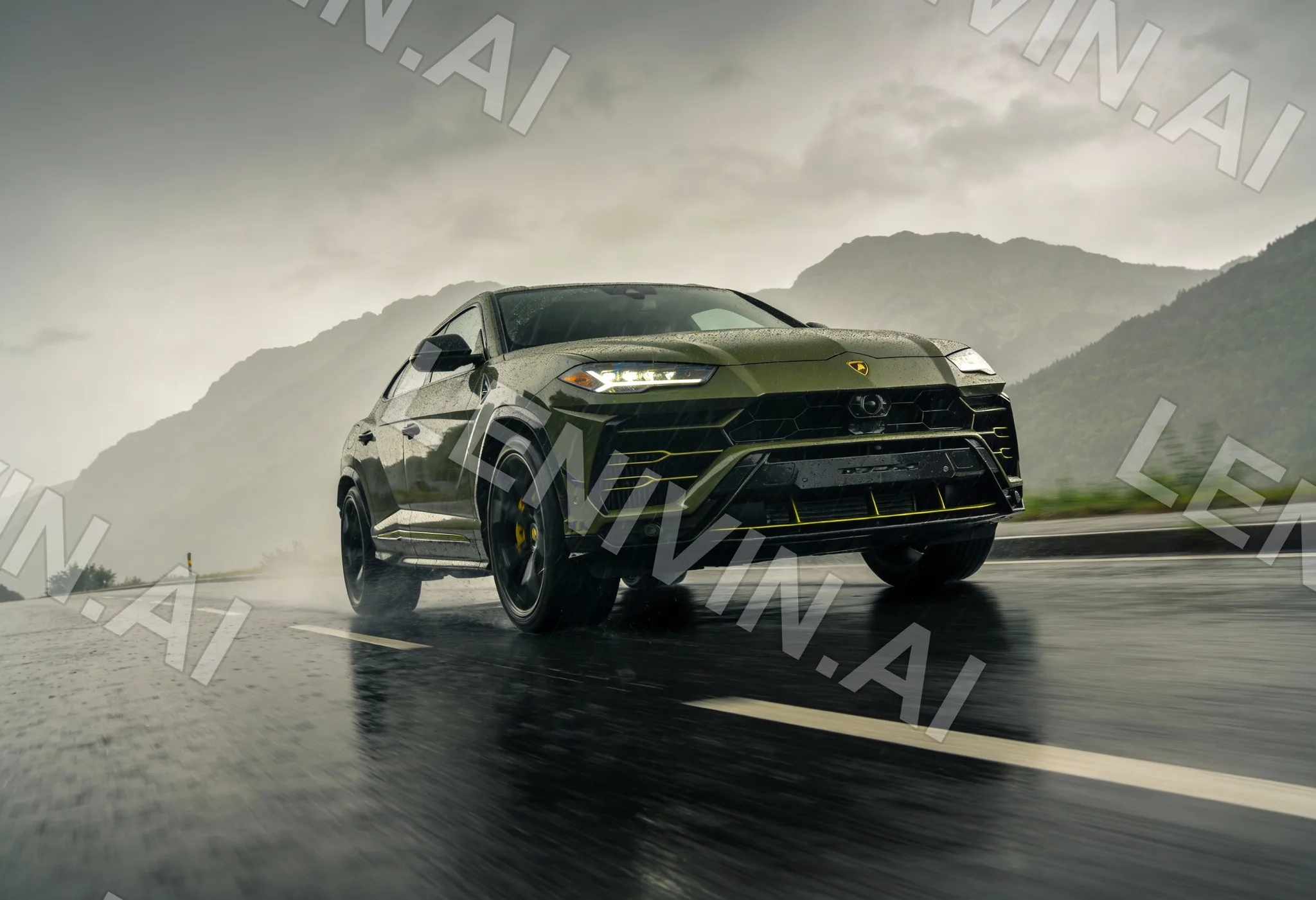 Зелёный Lamborghini Urus едет по мокрой горной дороге под пасмурным небом, динамичная съёмка