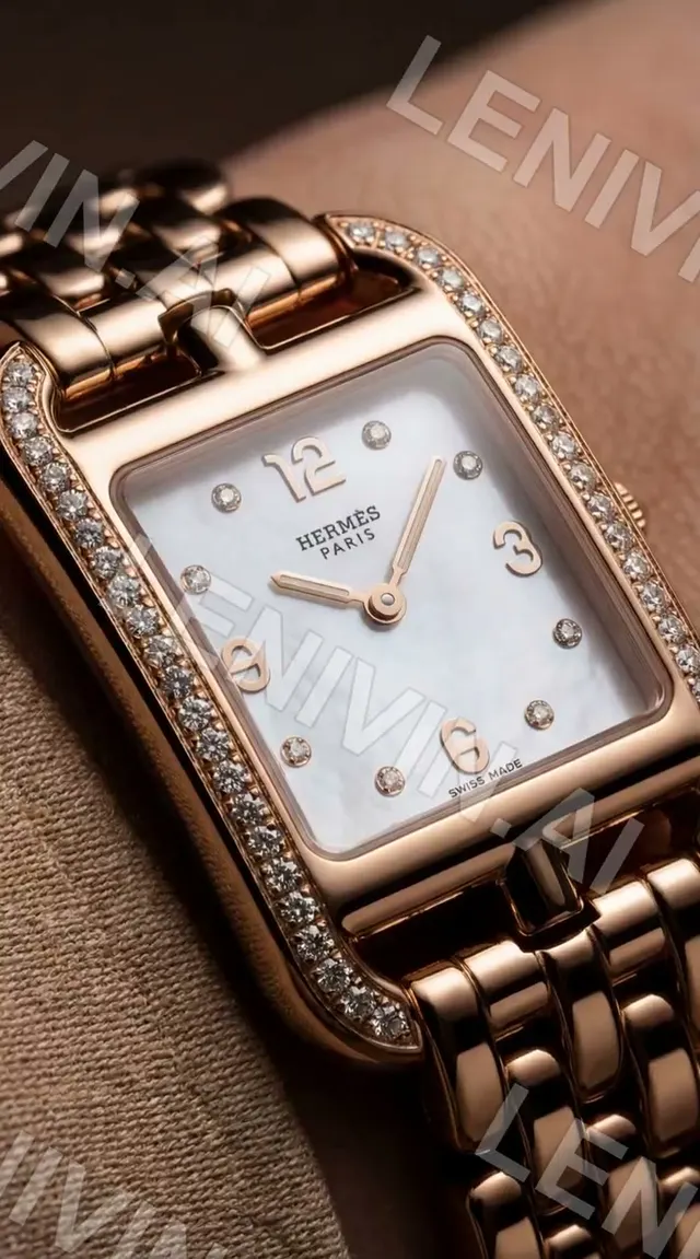 Ролик: золотые женские часы Hermès с перламутровым циферблатом и бриллиантами на браслете, крупный план