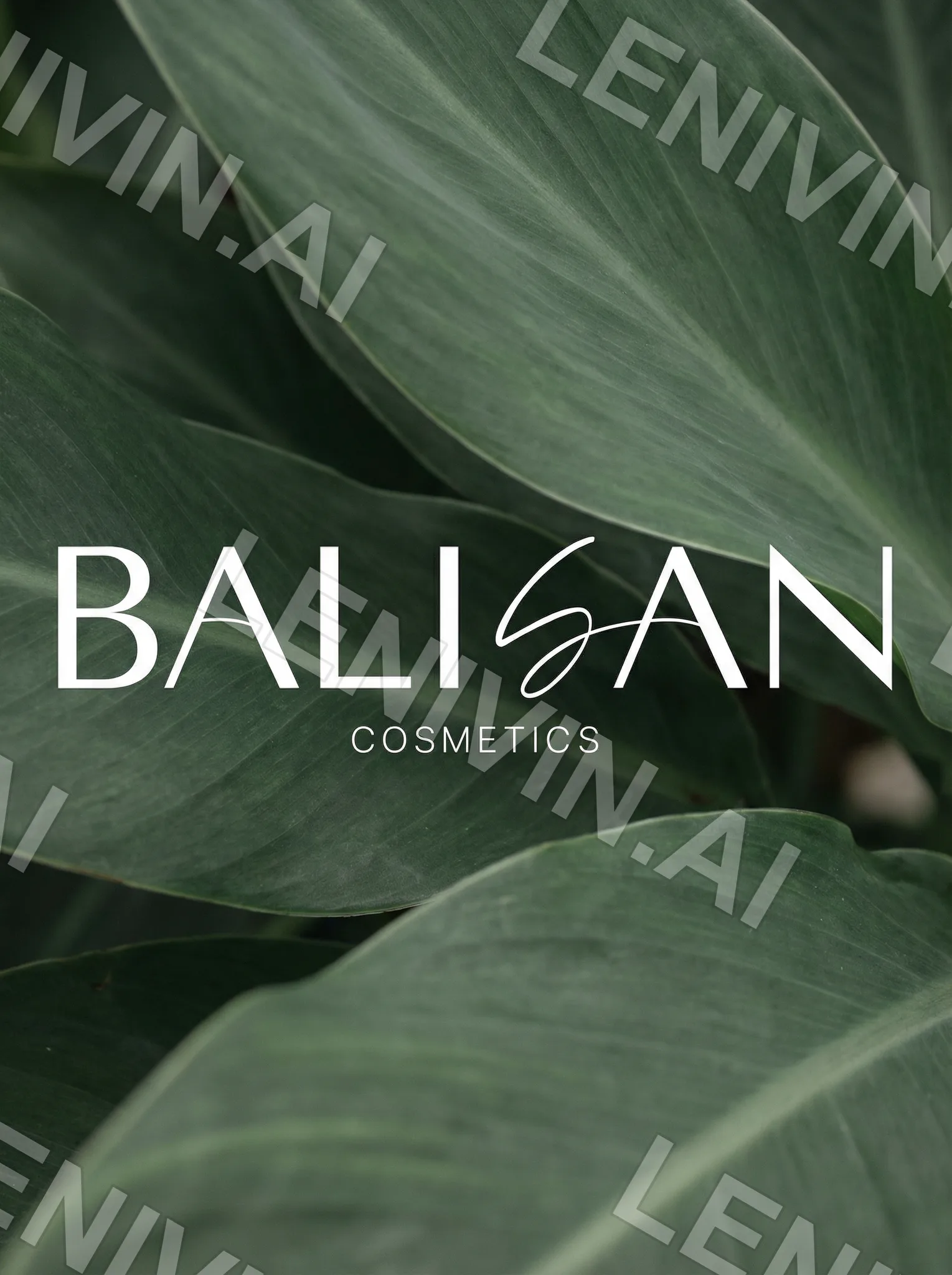 Логотип BALISAN Cosmetics белыми буквами на фоне крупных тёмно-зелёных листьев