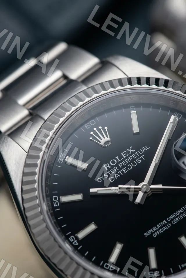 Наручные часы с надписью Rolex Oyster Perpetual Datejust, чёрный циферблат и рифлёный безель, макро