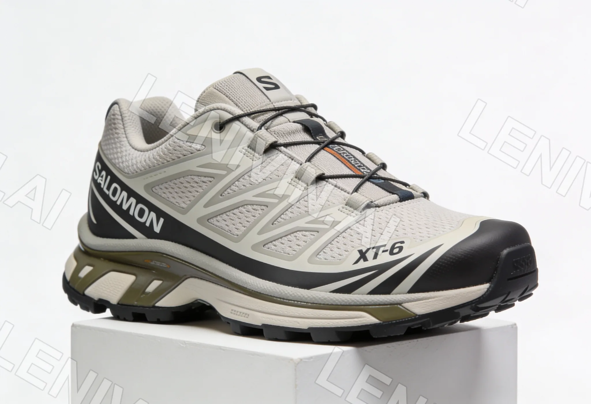 Бежево-серый кроссовок Salomon XT-6 на белом постаменте, студийный свет
