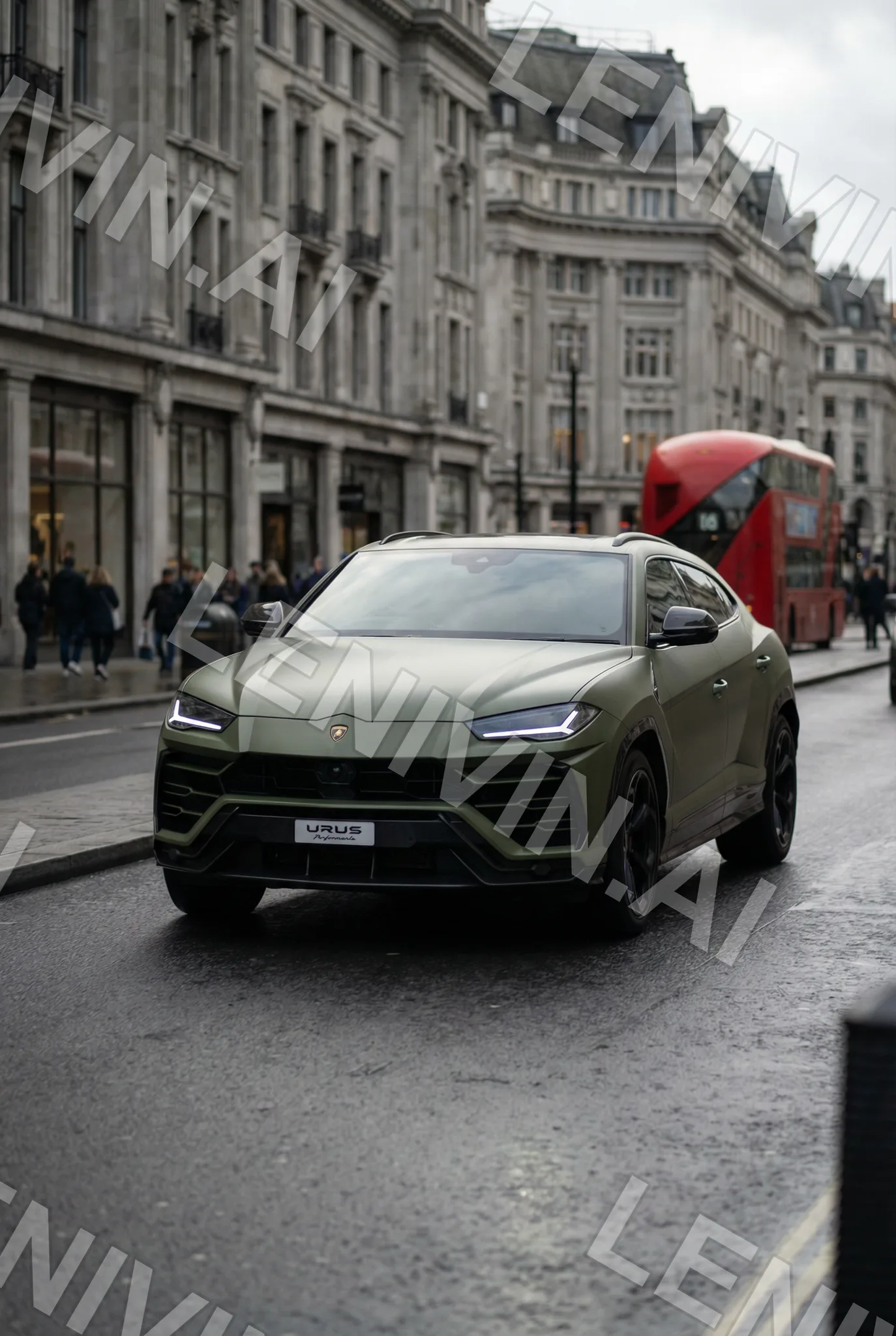 Оливковый Lamborghini Urus едет по лондонской улице, красный двухэтажный автобус позади