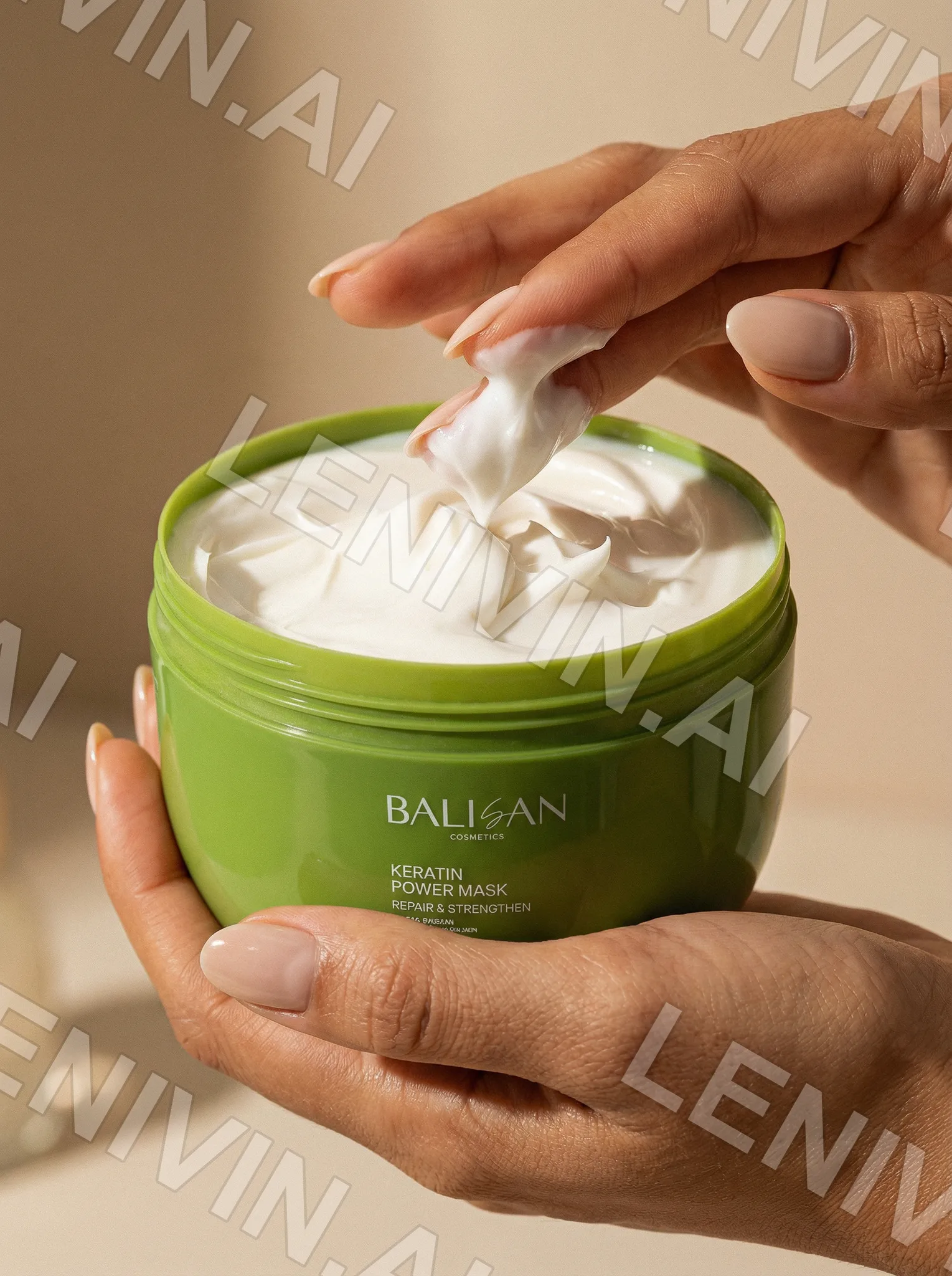Пальцы берут белый крем из открытой зелёной банки Balisan Power Mask, женские руки