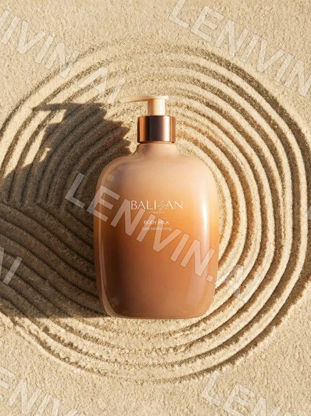 Флакон Balisan Body Milk на песке с круговыми узорами, тёплые персиковые тона