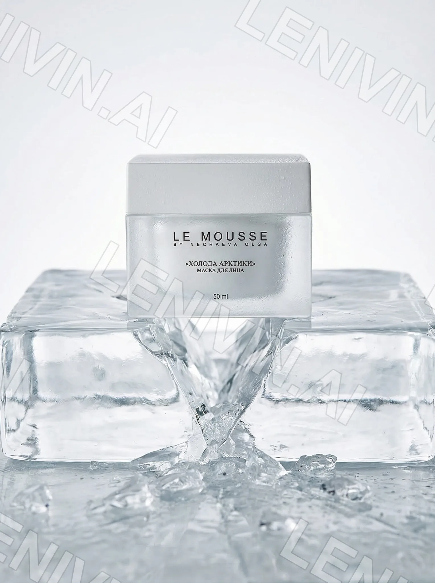 Баночка Le Mousse на двух ледяных блоках, лёд срастается по центру, светлый фон