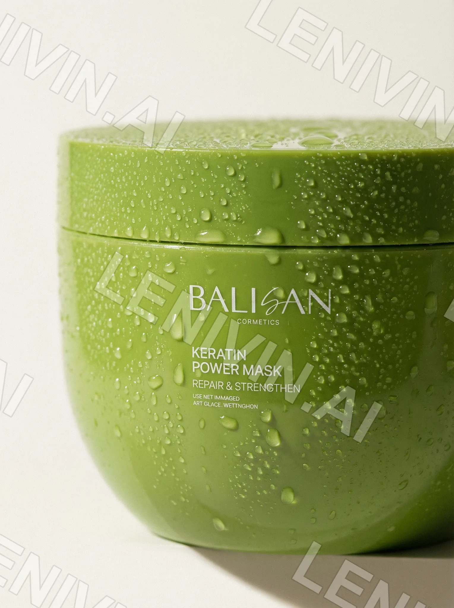 Зелёная баночка Keratin Power Mask крупно, капли воды на поверхности, белый фон