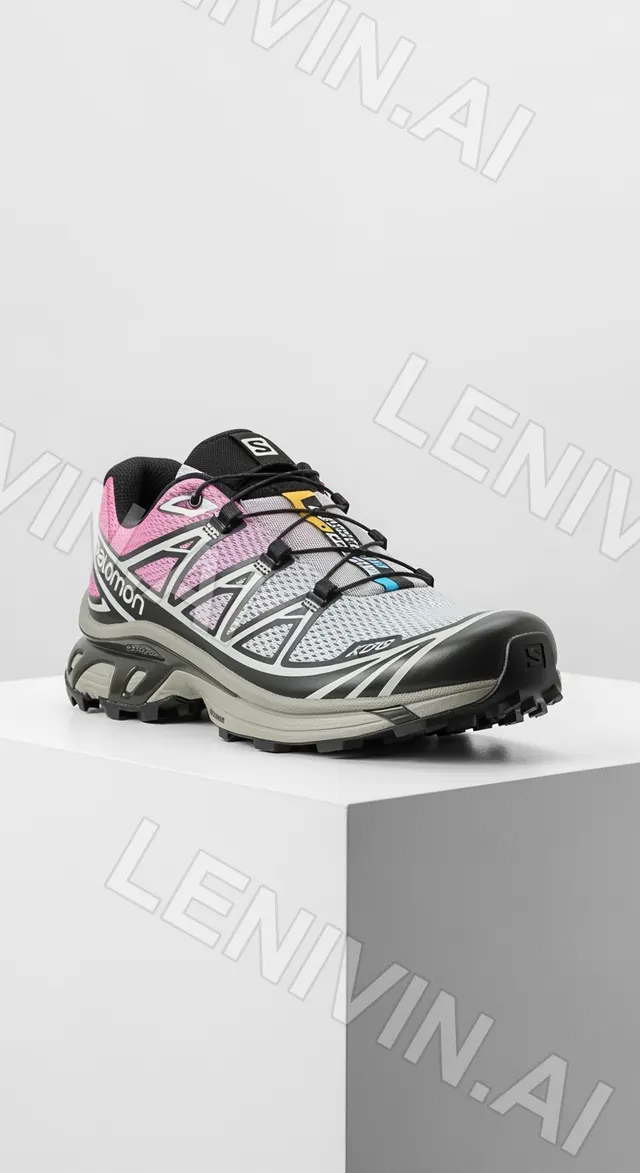 Кроссовки Salomon XT-6 с розово-серой вставкой на белом кубе, вид под углом