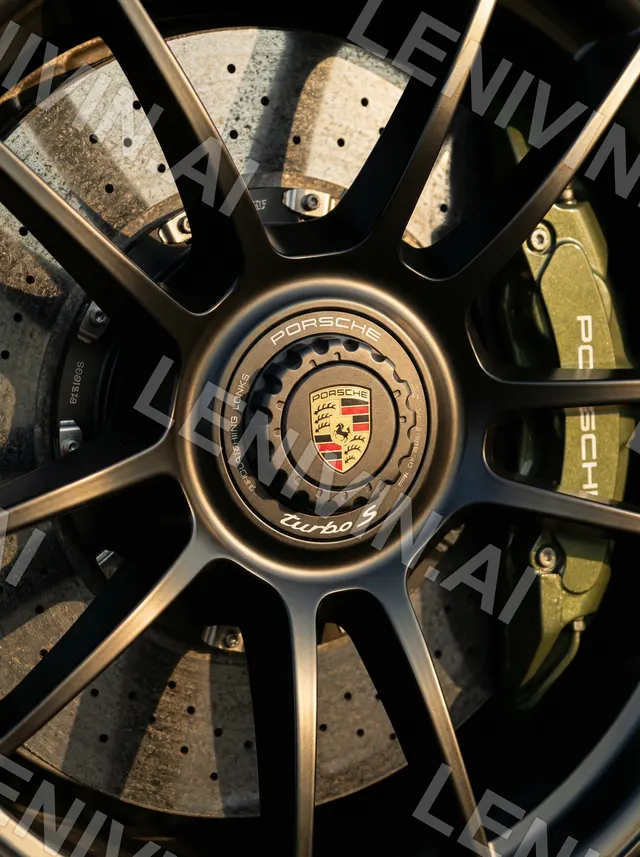 Колёсный диск Porsche Turbo S с гербом на ступице, тормозной диск, золотисто-чёрные спицы