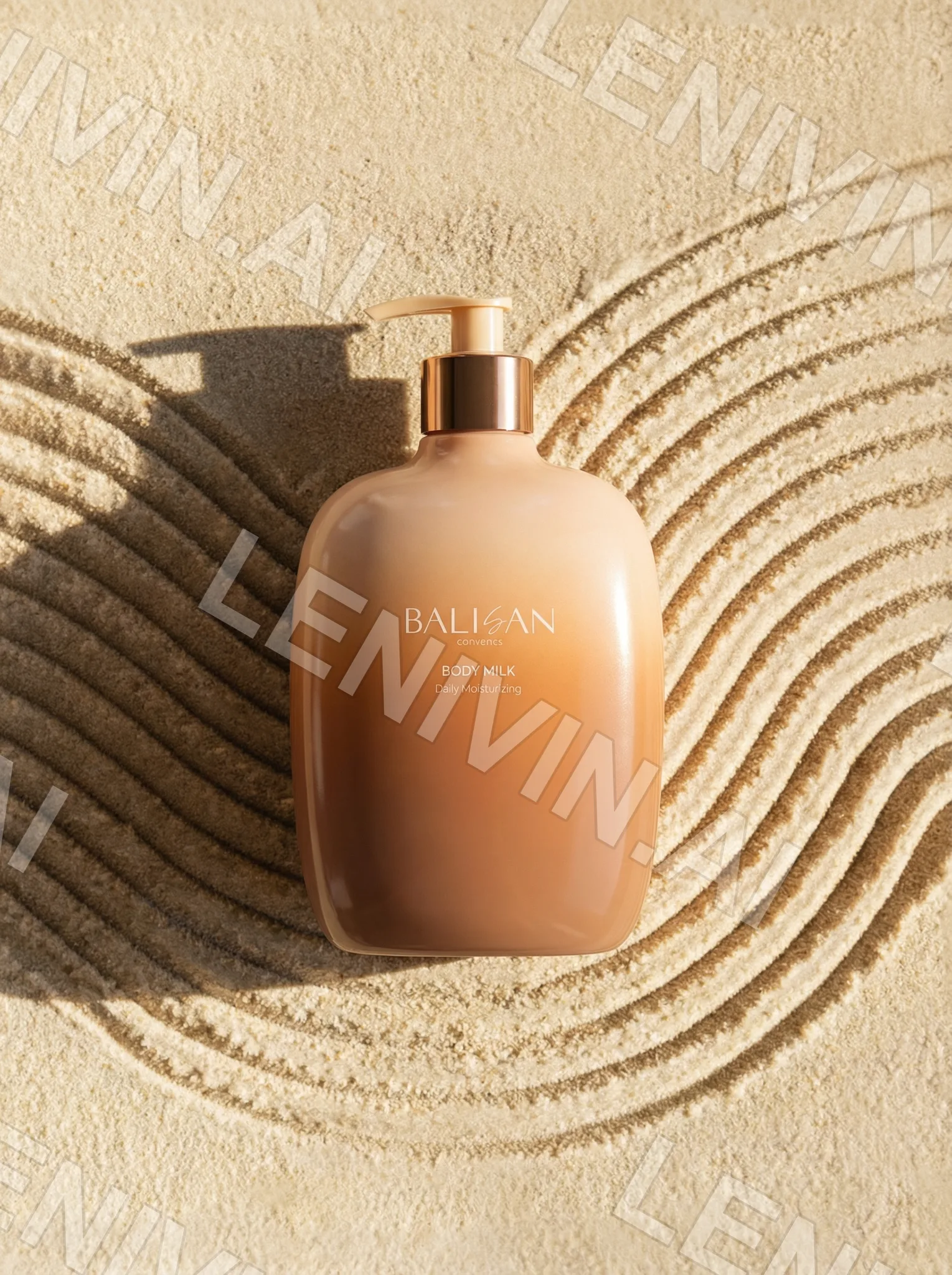 Флакон Body Milk Balisan на песке с волнистыми узорами, вид сверху