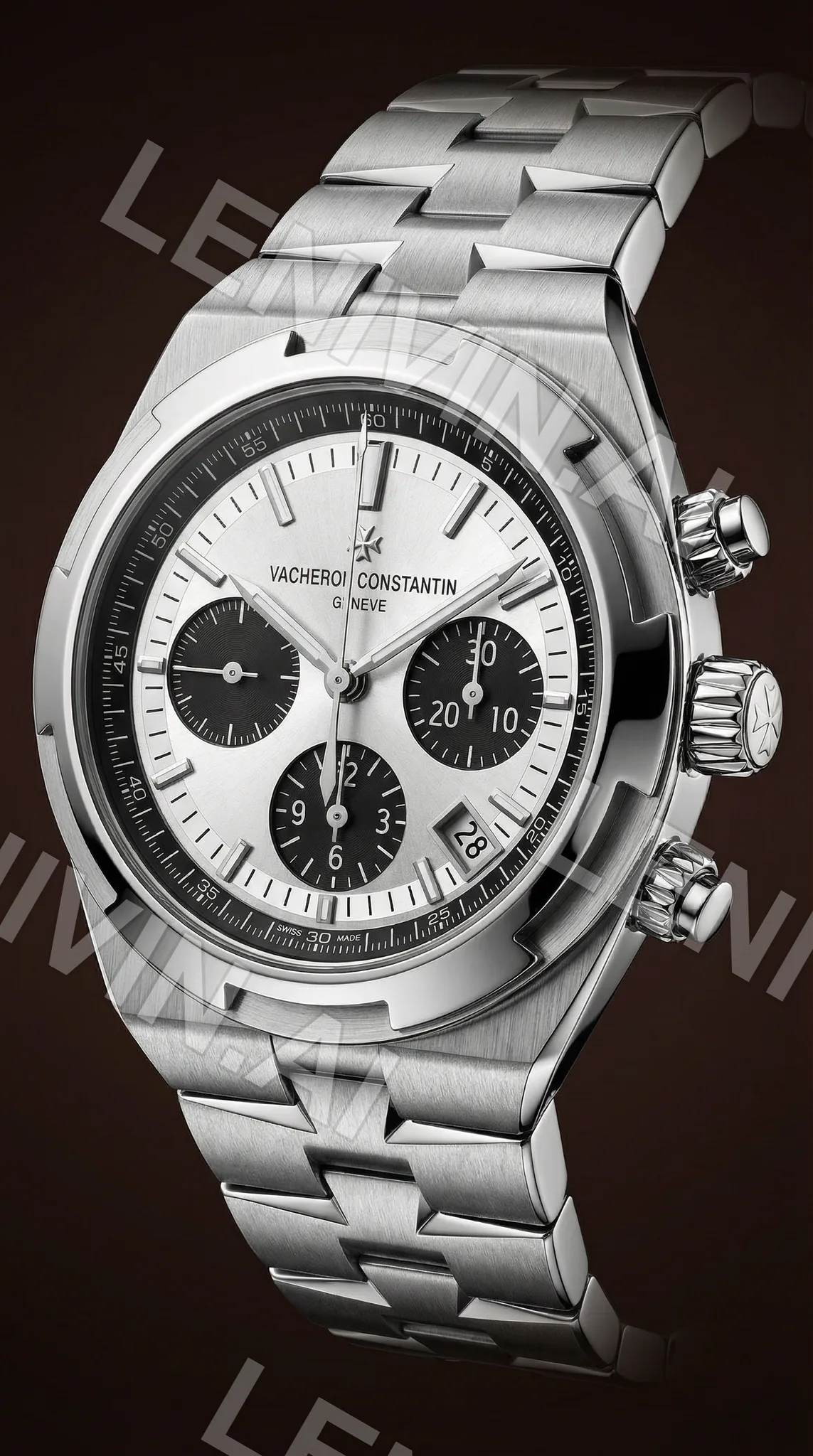 Часы Vacheron Constantin с белым циферблатом и хронографом на стальном браслете, тёмно-коричневый фон
