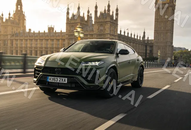Зелёный Lamborghini Urus едет по мосту на фоне здания парламента и Биг-Бена в Лондоне