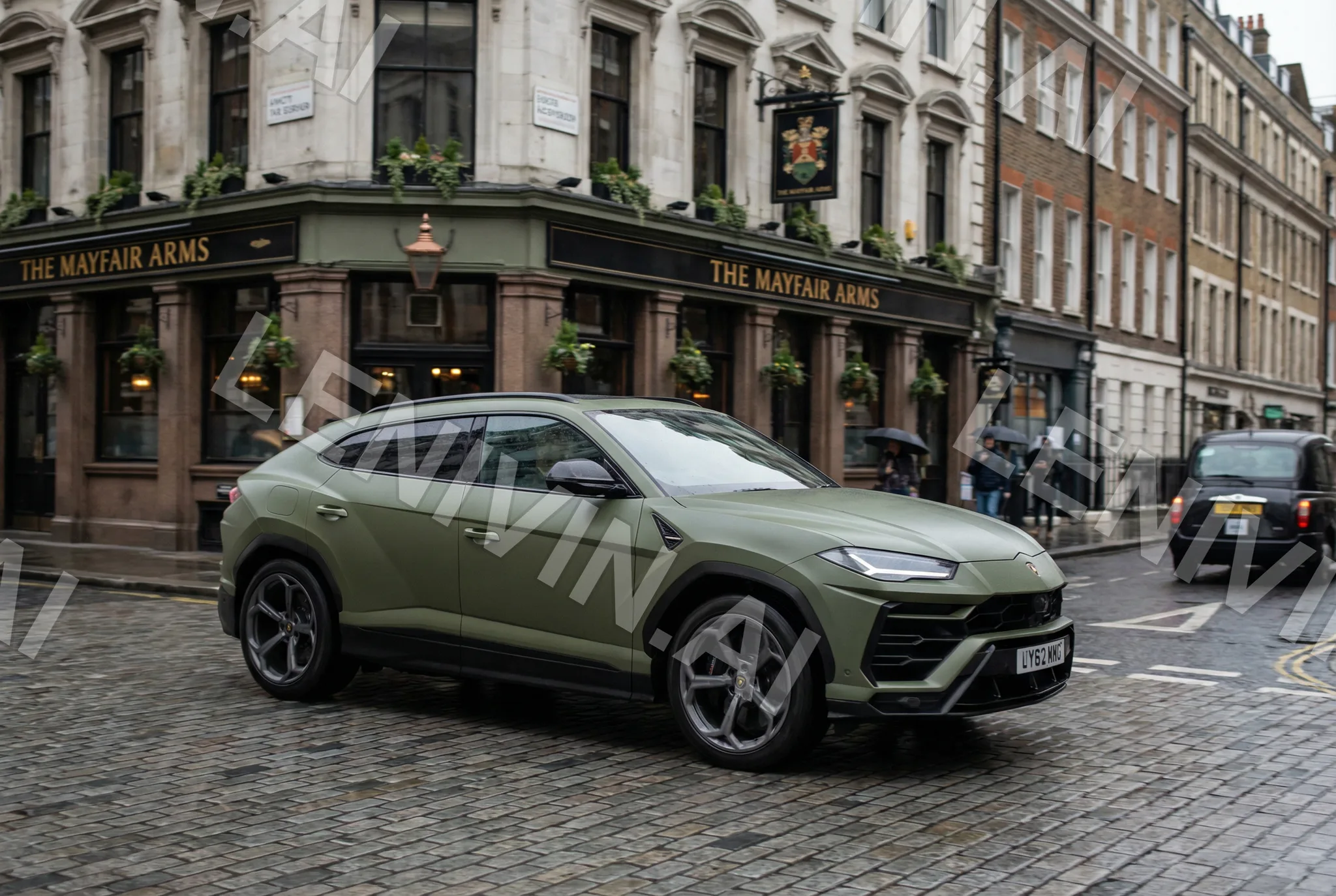 Оливково-зелёный Lamborghini Urus на брусчатке лондонской улицы у паба The Mayfair Arms