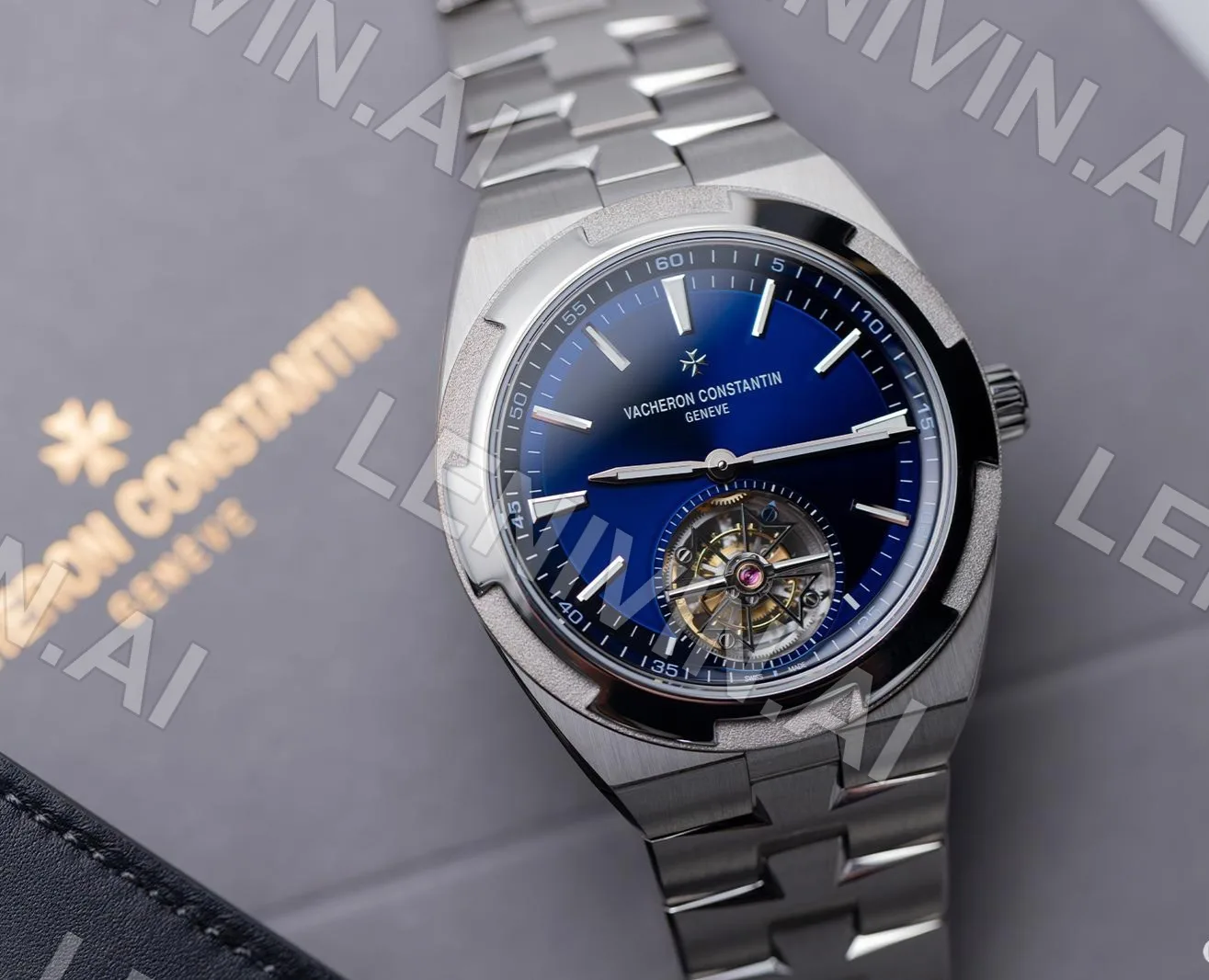 Наручные часы Vacheron Constantin с синим циферблатом на серой коробке