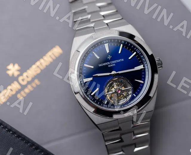 Наручные часы Vacheron Constantin с синим циферблатом на серой коробке