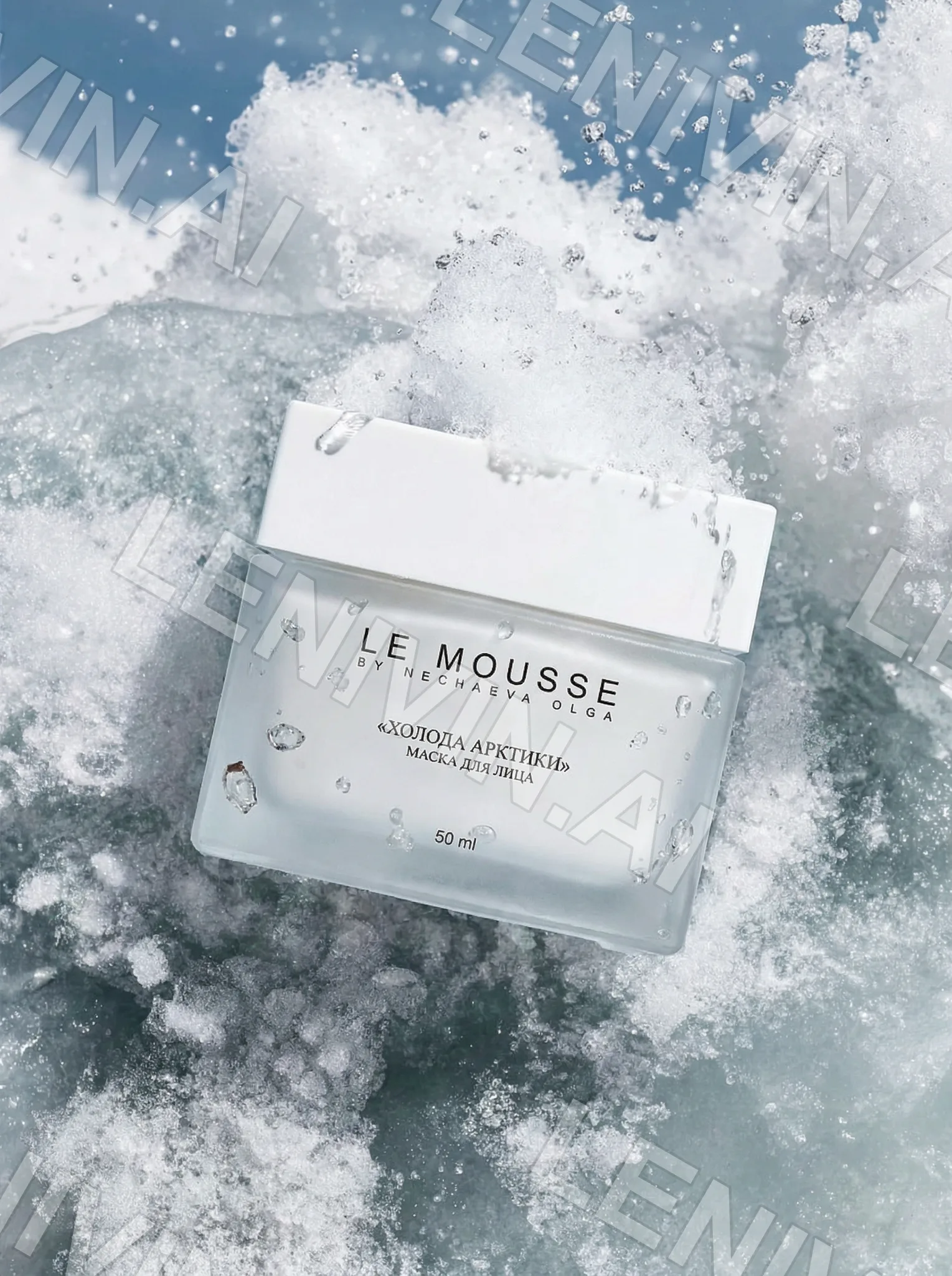 Баночка Le Mousse с маской «Холода Арктики» лежит на снежной глыбе, ледяные брызги