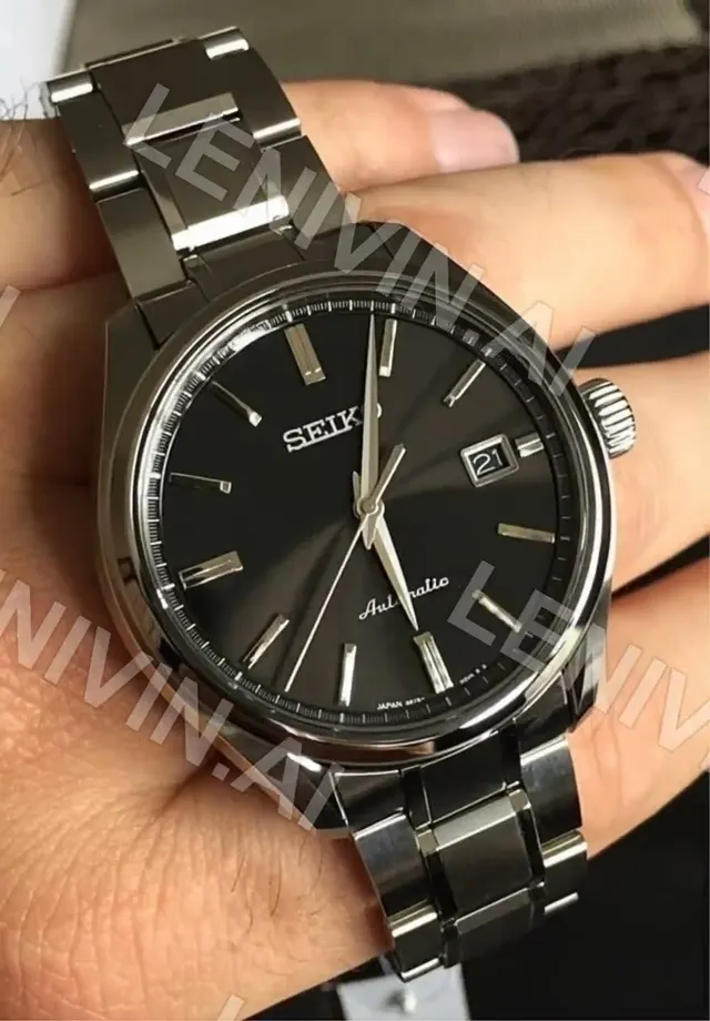 Ролик: рука держит мужские часы Seiko Automatic с чёрным циферблатом и окошком даты