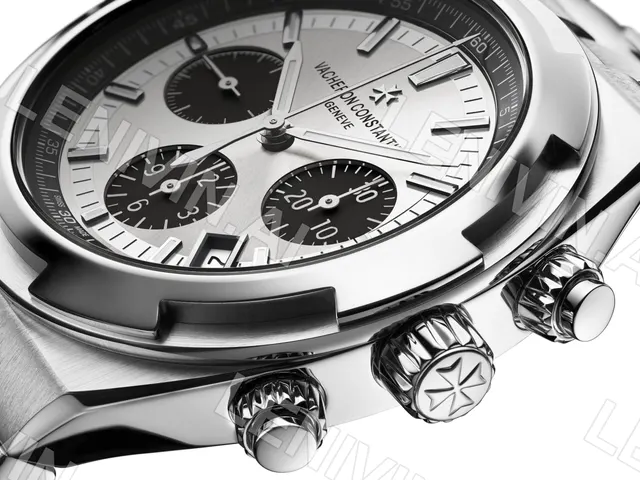 Крупный план хронографа Vacheron Constantin на белом фоне, стальной корпус
