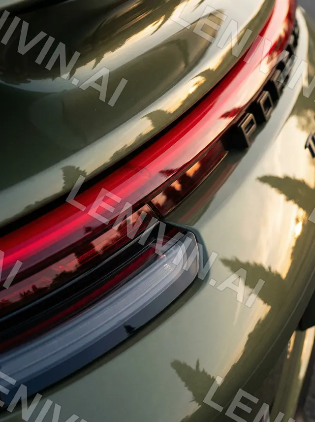 Крупный план красного заднего фонаря и надписи на корме оливкового Porsche