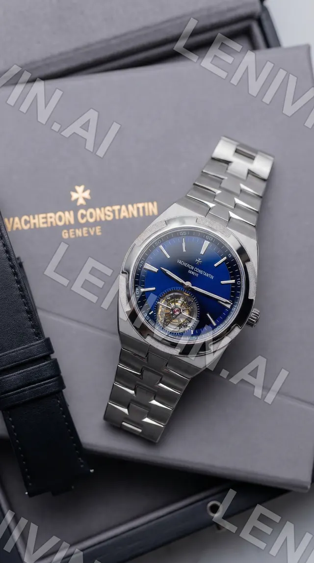 Часы Vacheron Constantin с синим циферблатом лежат на серой подарочной коробке