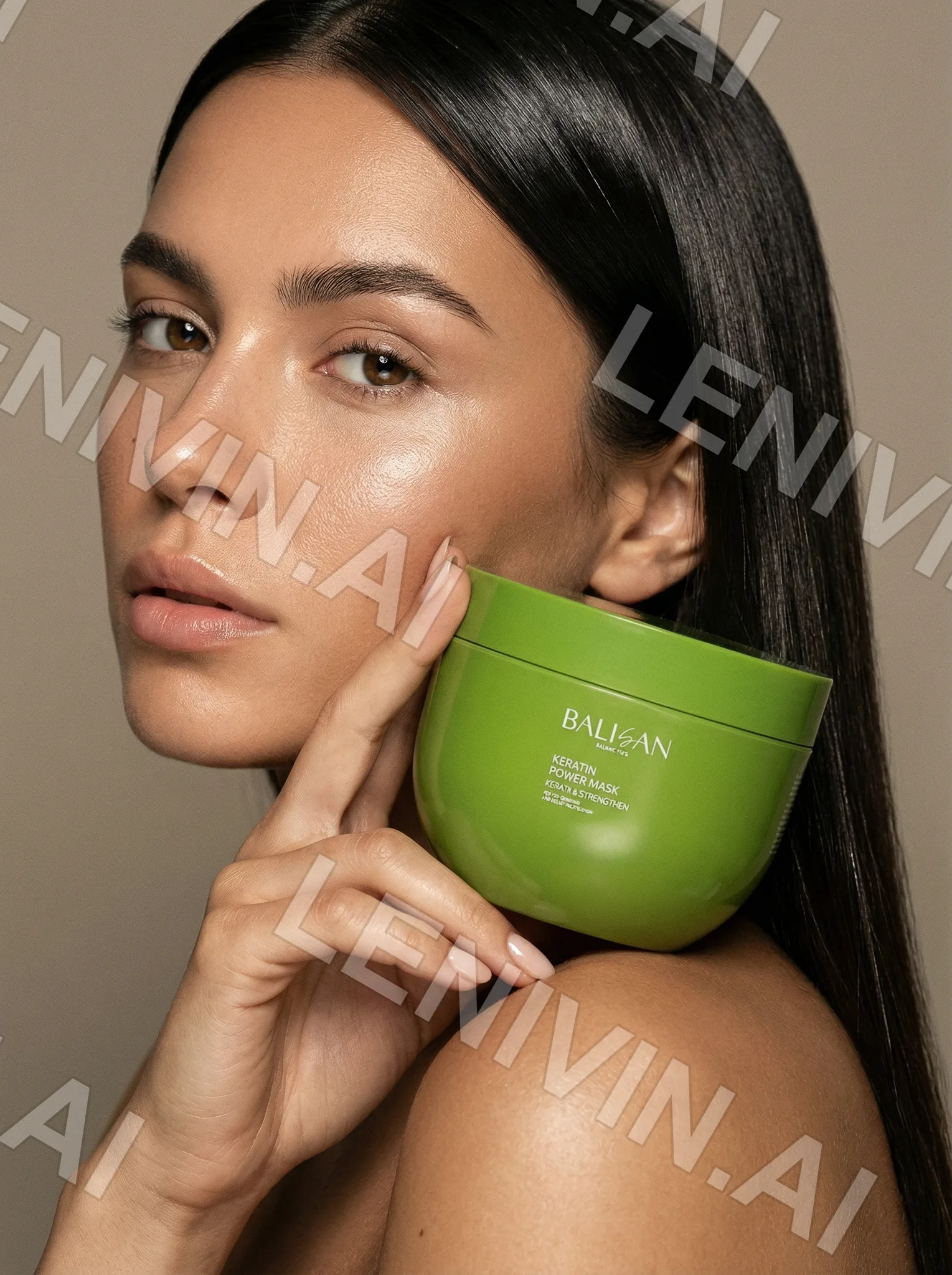 Крупный портрет брюнетки с прижатой к плечу зелёной банкой Balisan Power Mask