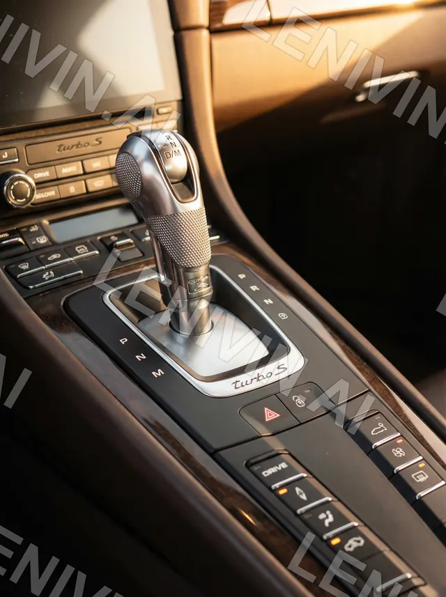 Подлокотник Porsche Turbo S с рычагом коробки передач и кнопками