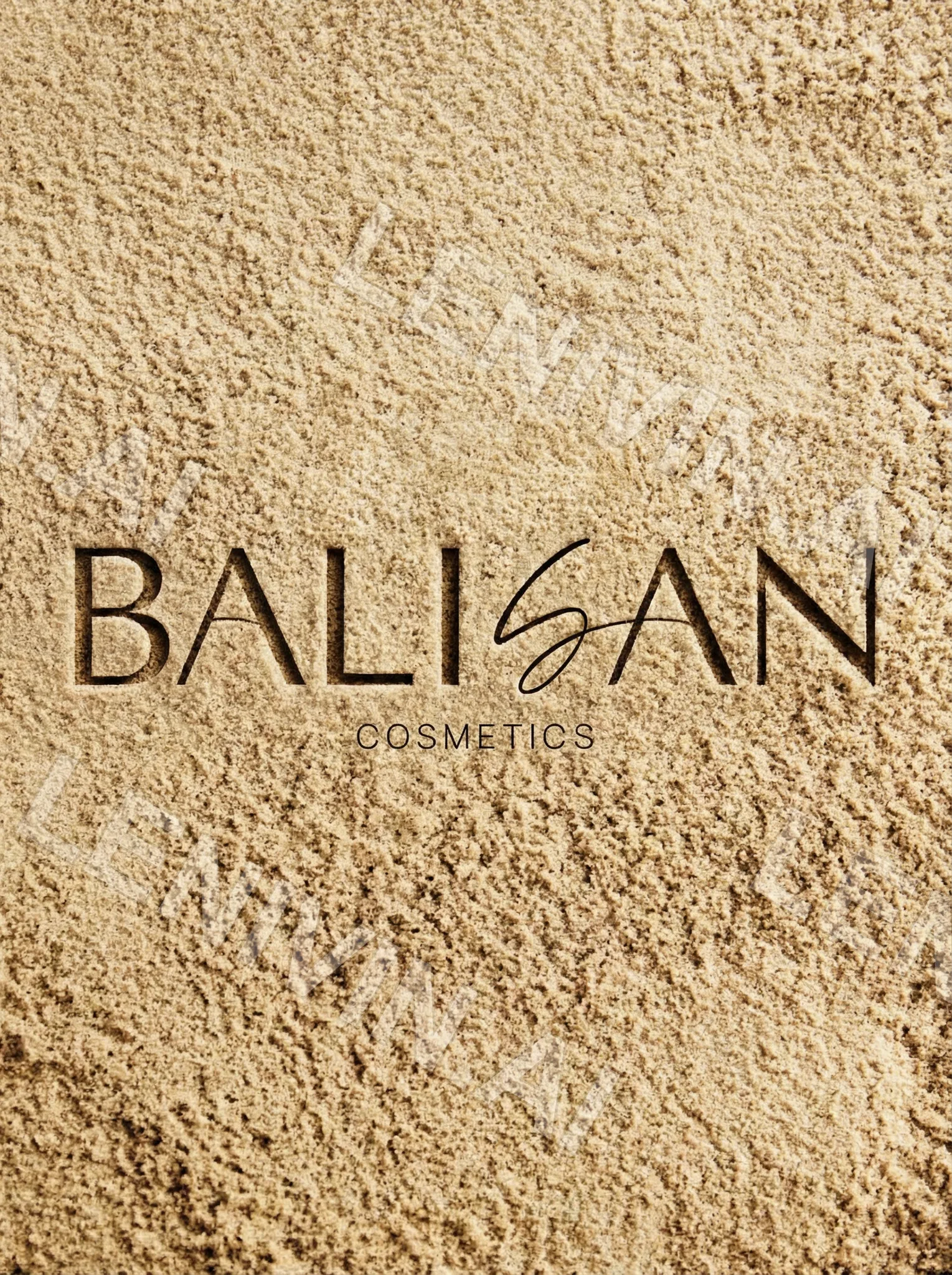 Логотип BALISAN Cosmetics выведен тёмными линиями на золотистом песке
