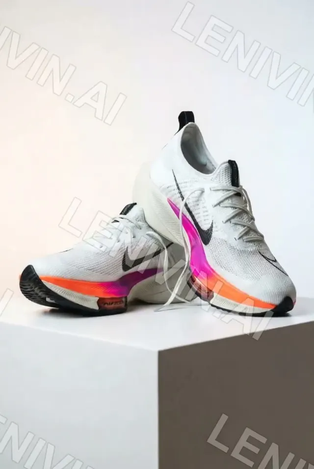 Ролик: белые кроссовки Nike с розово-оранжевыми вставками на белой тумбе