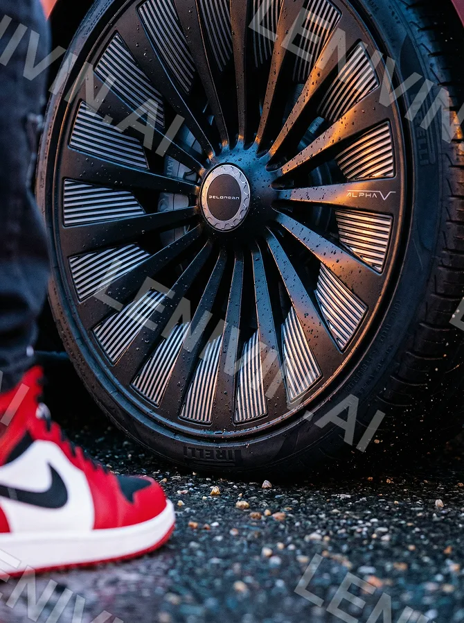 Колесо с ребристым диском крупным планом и красно-белый кроссовок Nike, мокрый асфальт